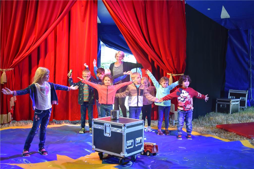 60 kleine Clowns, Fakire und Artisten: Kita Cappenberg wird zum Zirkus Die kleinen Clowns bekommen Applaus nach ihrem Sketch mit der alten Stinkesocke.