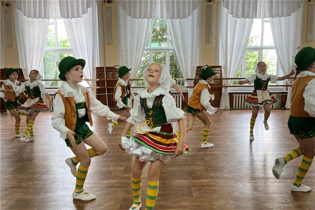 Bilanz zum Besuch in Schytomyr: „Als Partnerstadt eine gute Wahl“ Eine Tanzgruppe in "Bayern-Tracht" bei der Tanzakademie.