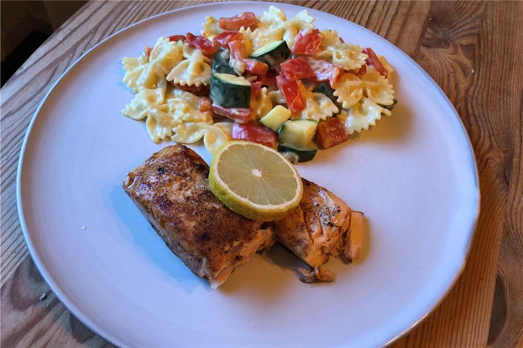 Schmeckt garantiert jedem Kind: Leckere Hollandaise-Nudeln mit Gemüse Gericht für Kinder: Hollandaise-Nudeln mit Gemüse.