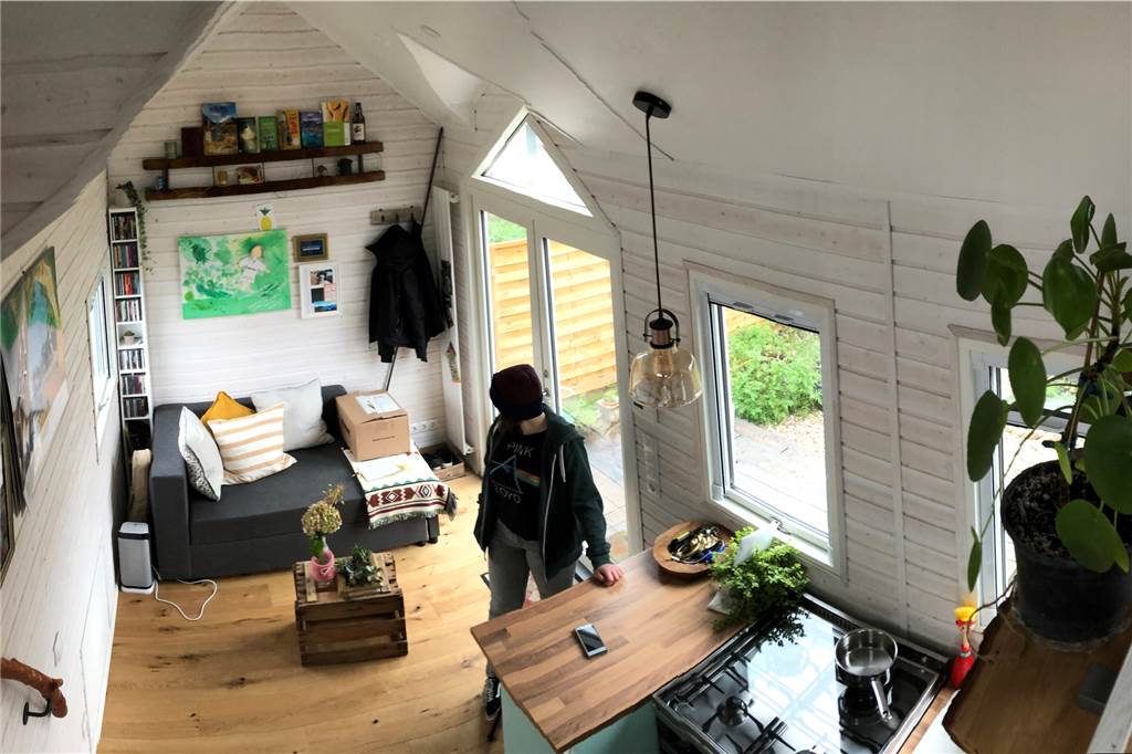 Die Kleinstwohnung von der Treppe zum Schlafraum aus gesehen.
