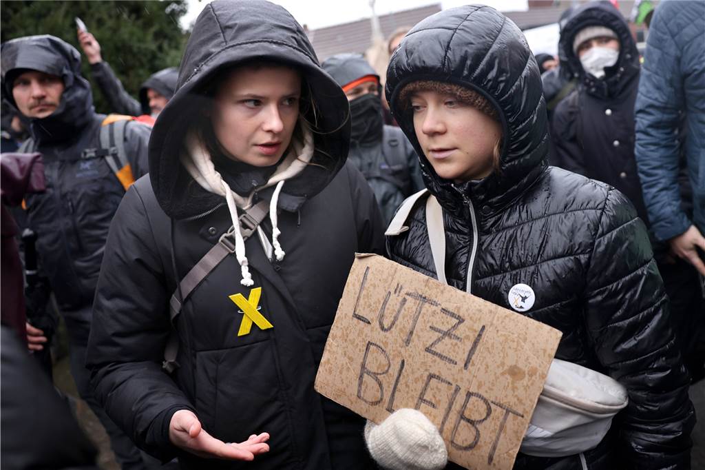 Lützerath-Räumung fast beendet: Aktivisten verlassen Tunnel freiwillig Die Klimaaktivistinnen Luisa Neubauer (l) und Greta Thunberg nehmen an der Demonstration von Klimaaktivisten bei Lützerath unter dem Motto "Räumung verhindern! Für Klimagerechtigkeit" teil.