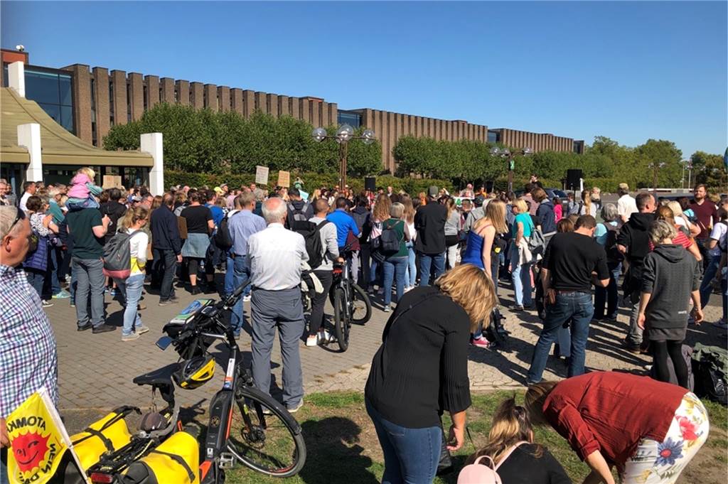 Klimastreik in Castrop-Rauxel: Demonstranten mit Zwiebeln beworfen Die Klimademo ist am Europaplatz am Rathaus angekommen.