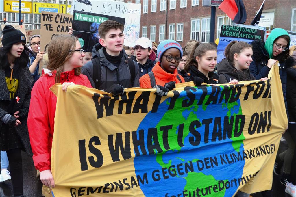 Vorbild Greta: Der Dortmunder Antonio Pittau (16) kämpft für‘s Klima Die Klimastreiker um Antonio Pittau lassen sich nicht von Regen abhalten.
