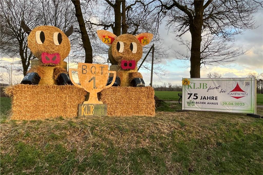 Die KLJB Ahle konnte es sich natürlich nicht verkneifen, auf ihren Sieg beim vergangenen Bezirksquizturnier hinzuweisen. Aber auch ohne den Pokal sind die tierischen Strohpuppen gut gelungen.