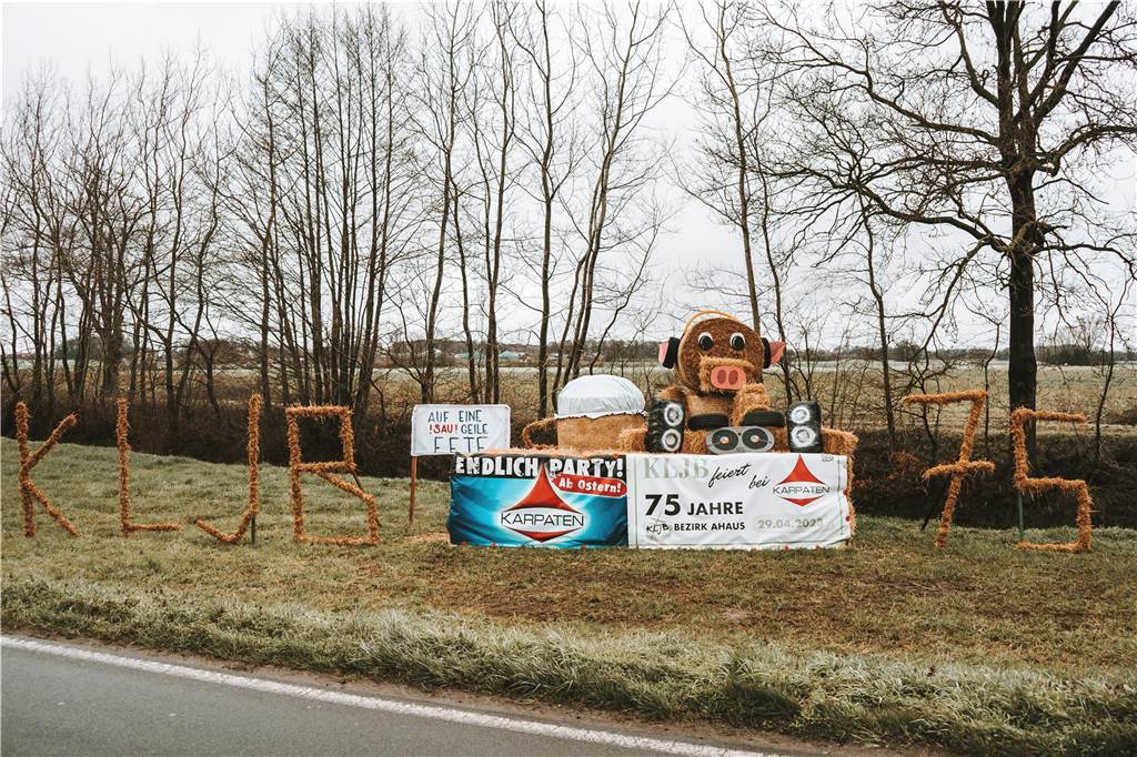 Die KLJB Alstätte freut sich auf eine „saugeile Fete“ und hat ein DJ-Pult samt Schwein nachgebaut. 