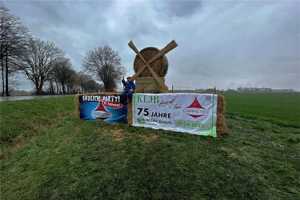 Die KLJB Südlohn hat die Menke Mühle aus Stroh nachgebaut – das Südlohner Wahrzeichen.