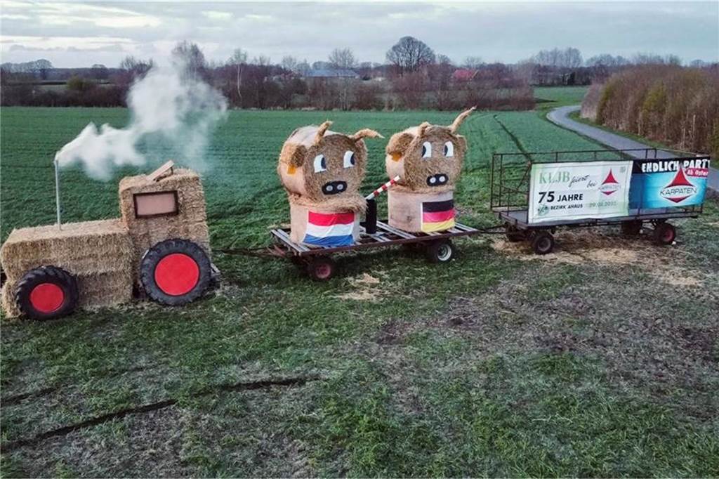 Die KLJB Wennewick-Oldenkott weist mit ihren Figuren auf die enge Freundschaft zwischen Deutschland und den Niederlanden hin.