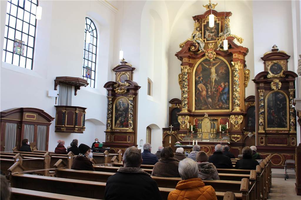 Menschen sitzen bei einem Gottesdienst in der Klosterkirche. 