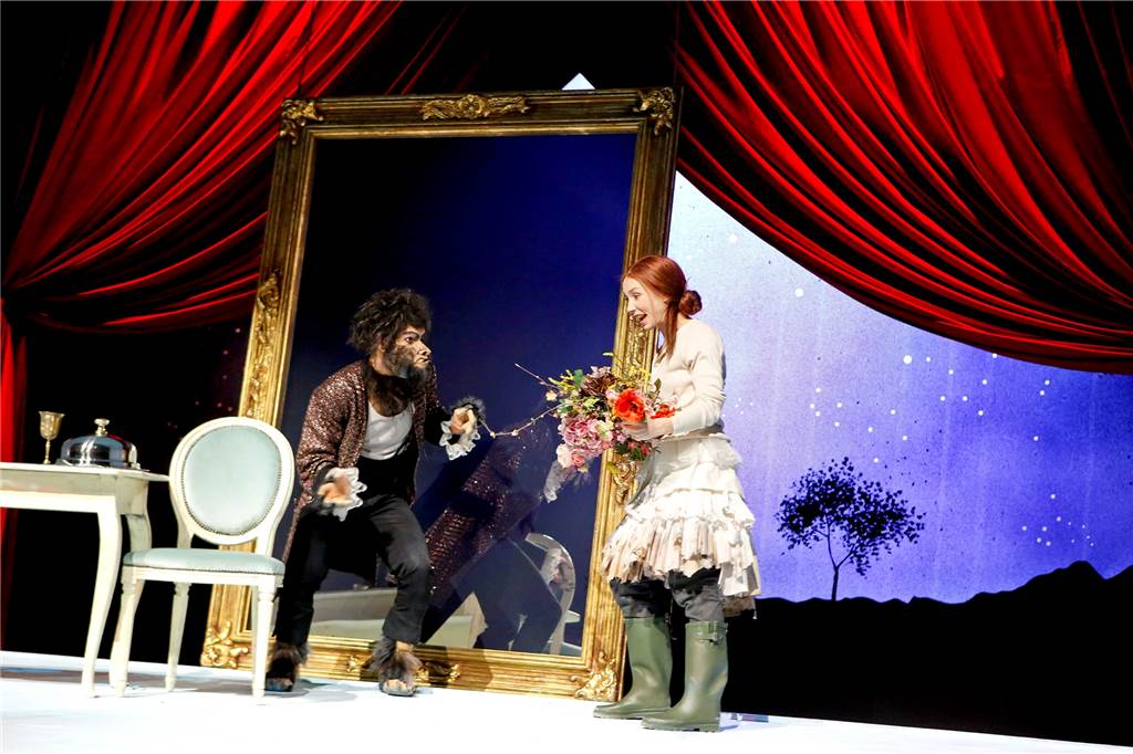 Märchen ganz modern: Diese Stücke für Kinder gibt es in den Theatern der Region Die kluge Belle (gespielt von Ann-Kathrin Hinz) zeigt dem Biest (Max Ranft), dass Schönheit oft in den kleinen Dingen weilt.