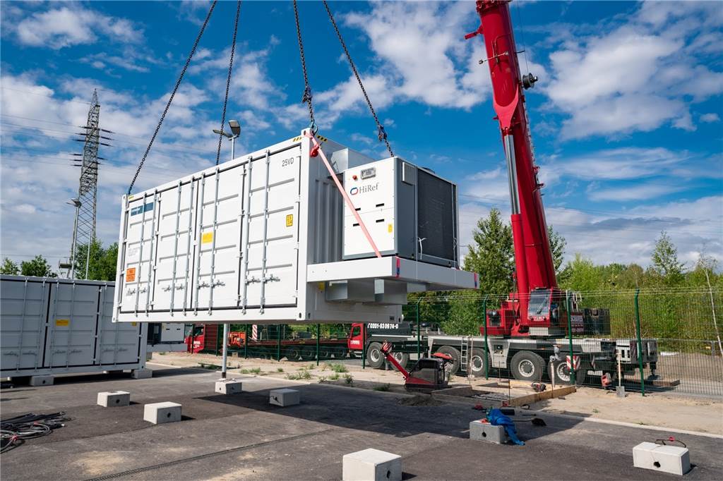 Mega-Batteriespeicher am Gersteinwerk Werne steht: Betrieb soll bald starten Ein Batteriespeicher an einem Kran