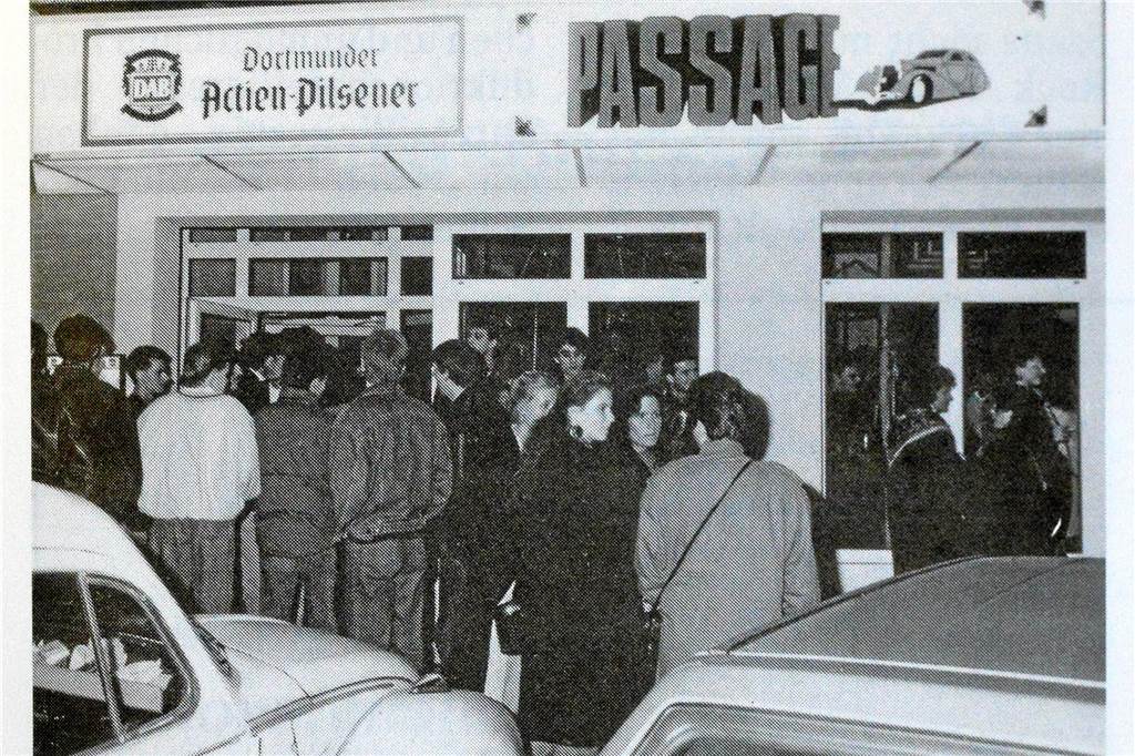 Ostwall war einst Dortmunds Bermuda-Dreieck: Warum von dem Partyviertel nichts mehr übrig ist Die Kneipen des Ostwallviertels waren häufig so voll, dass sich vor den Türen Menschentrauben bildeten - etwa hier vor der Passage.
