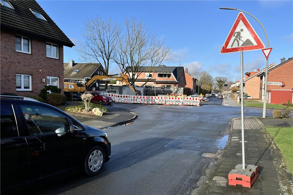 Kein Telefon, kein Internet: Festnetzausfall sorgt für Frust Ein Auto fährt an einem Baustellenschild in der Knüvenstraße in Werne-Stockum vorbei.