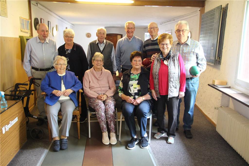 Kurz vor dem 50. Jubiläum steht der Kegelclub ohne Kegelbahn da Die Knurrhähne im 49. Jahr ihres Bestehens: Von den Mitgliedern der erste Stunde sind noch Lore und Dieter Hahn, Bernd und Elfi Hahn sowie Christa Blum dabei. Auch Lore und Dieter Laarmann kegeln noch mit. Karin und Reinhard Hüsing sowie Anita und Klaus Kastel komplettieren die Runde.