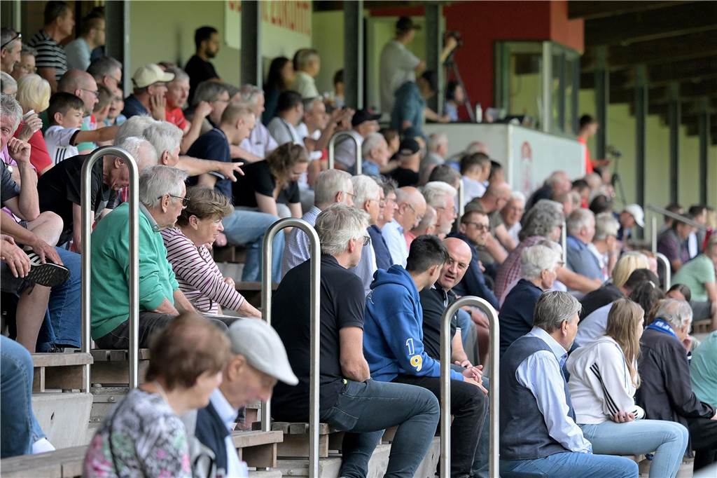 Holzwickeder SC siegt mit 3:0 gegen den Lüner SV: Reichwein und Schmeing sehen Rot Die Kochan-Arena war gut besucht. Über 200 zahlende Zuschauer fanden sich ein.