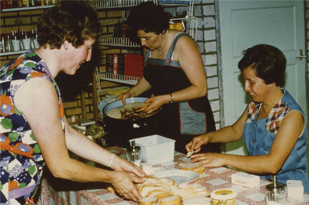 Alstätter Ferienerholung auf Ameland feiert 50-jähriges Bestehen Die Kochfrauen schmieren Butterbrote um 1973.