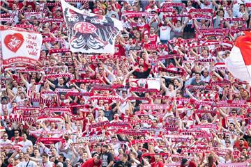 Die Kölner Fans feiern ihre Mannschaft und lassen fast vergessen, dass der Abstieg schon vor dem Spiel gegen die Bayern klar war. Foto: Marius Becker