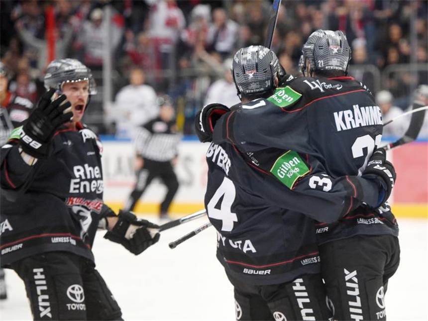 Köln gewinnt Duell mit Berlin ohne Ehrhoff - Mannheim patzt Die Kölner Haie schlagen die Eisbären Berlin mit 4:1. Foto: Henning Kaiser
