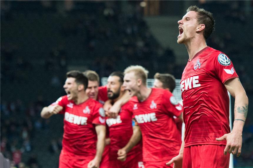 Beeindruckende Vorstellung: Kölner siegen in Berlin Die Kölner Spieler um Simon Zoller (r.) bejubeln das Tor zum 2:0 durch Dominic Maroh (3.v.l.).