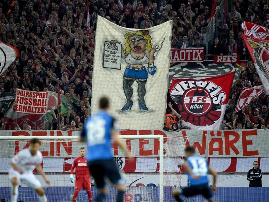Hopp-Beschimpfungen trüben Hoffenheimer Europacup-Freude Die Kölner Ultras beleidigten Hoffenheim-Investor Dietmar Hopp mit Schmährufen und Plakaten. Foto: Jonas Güttler