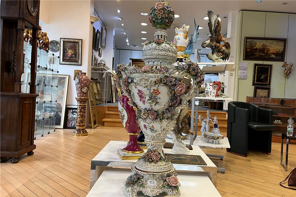 Auktionshaus an Persiluhr gezogen: „Kunst und Qualität für die Innenstadt“ Eine reich verzierte Porzellan-Vase