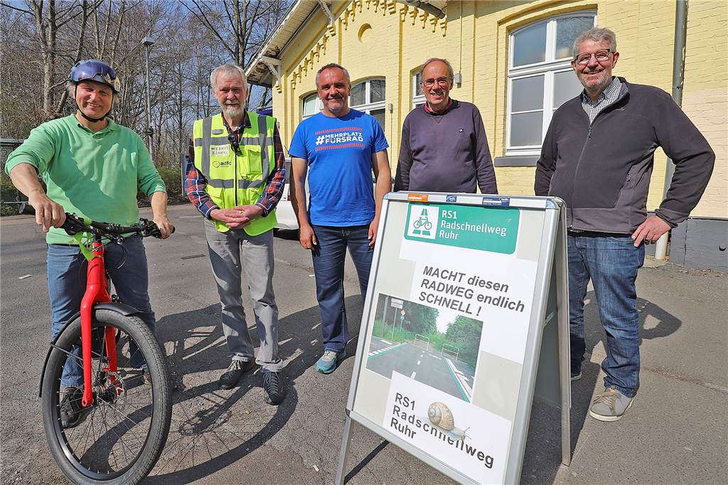 ADFC: RS1 soll von der Lachnummer wieder zum Vorzeigeprojekt werden Die Köpfe der hiesigen ADFC-Verbände wollen Druck machen für den RS1 (v. l.): Werner Wülfing (Unna), Werner Blanke (Dortmund), Dr. Andreas Abels (Unna), Wolfgang Papenberg (Unna) und Walter Hupfeld (Hamm).
