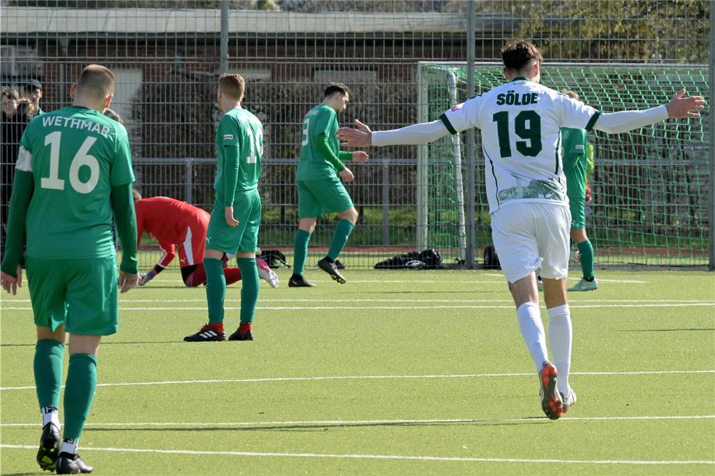 Paul Mantei nimmt sein Team in die Pflicht Die Köpfe der Spieler von Westfalia Wethmar neigen sich dem Boden entgegen, ein Spieler von Sölde jubelt.