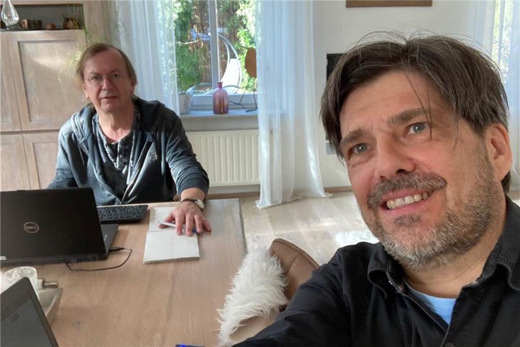 Voll unter Strom: Redakteure im Stromausfall Die Kollegen Reinhard Schmitz (l.) und Heiko Mühlbauer haben es ins Licht geschafft: Sie sind in einem Wohnzimmer gelandet. Dort gibt es Strom.