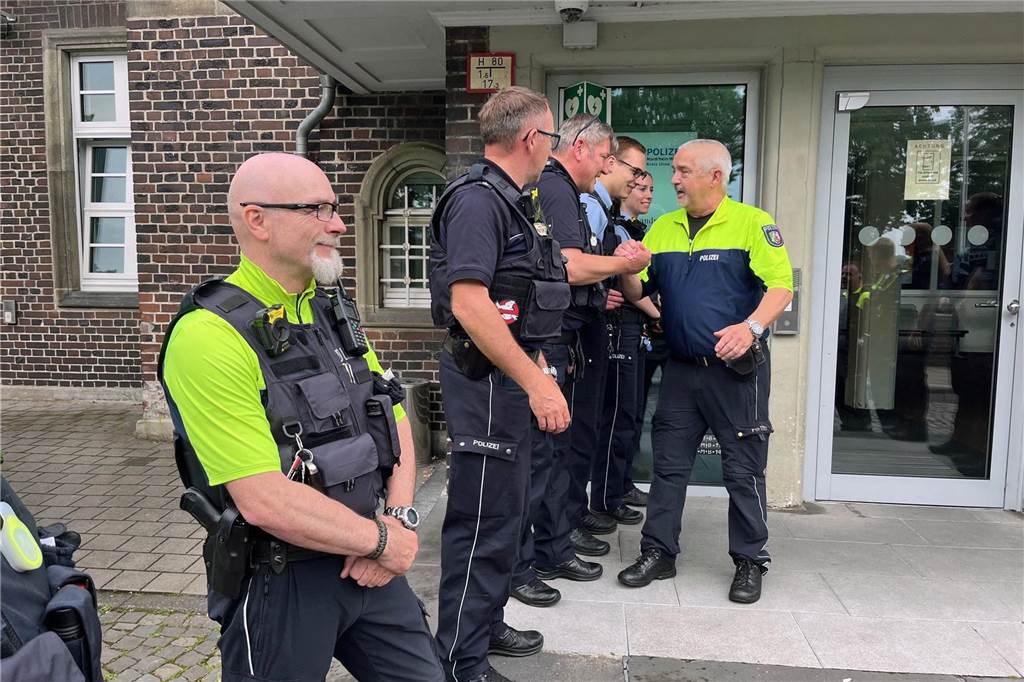 „Super-Polizist“ hört auf: Bezirksbeamter Thomas Stephan im Ruhestand Die Kolleginnen und Kollegen standen am Freitagmorgen Spalier für den scheidenden Bezirksbeamten Thomas Stephan.