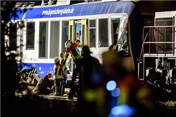 Die kollidierten Züge an einem Gleis nahe des Bahnhofs von Aichach.