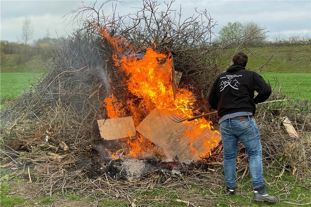 Osterfeuer der Kolpingsfamilie Werne: Mehr als nur Rauch und Feuer Die Kolpingjugend half ein bisschen nach, das Feuer kam nur schwer in Gang.