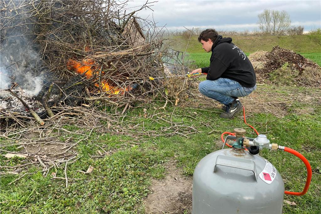 Die Kolpingjugend half ein bisschen nach, das Feuer kam nur schwer in Gang.