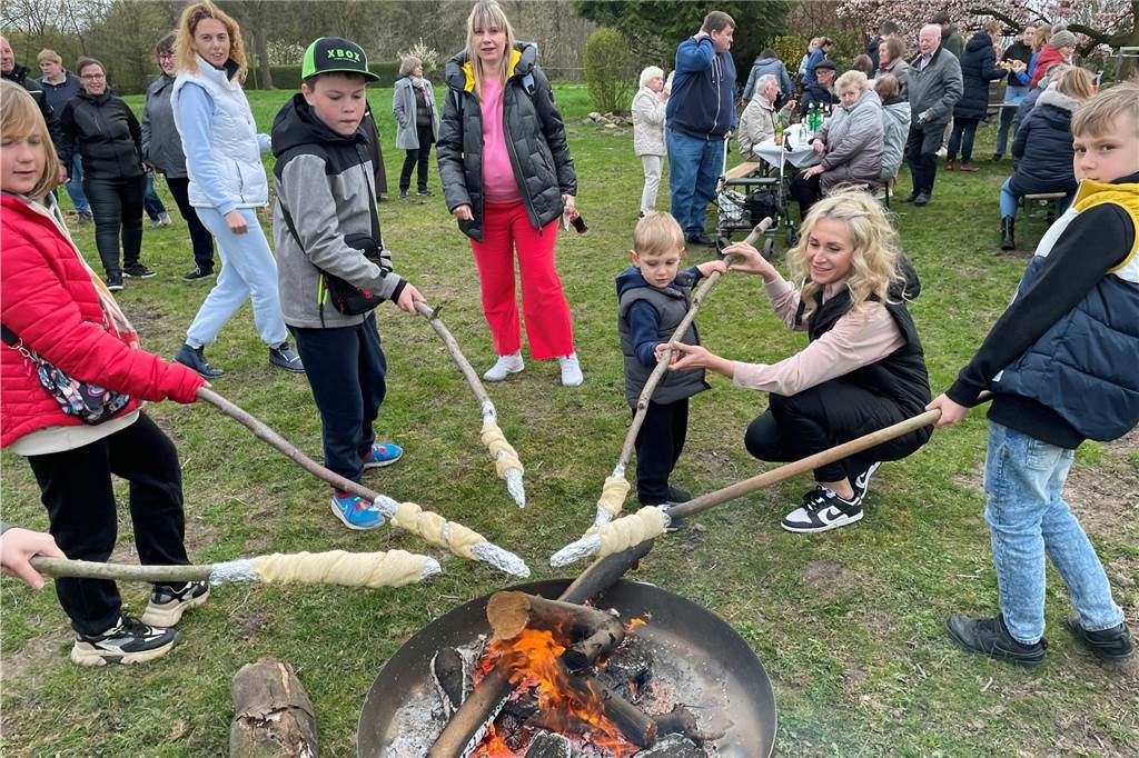 Die Kolpingjugend hatte Spiele für die Kinder und ein Stockbrot-Backen organisiert.