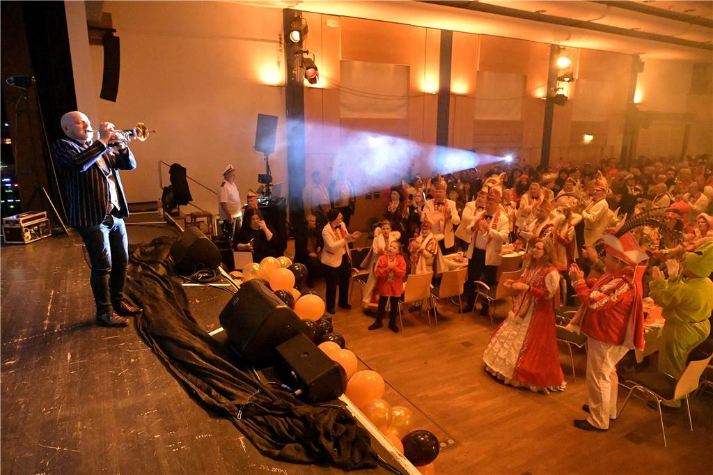Die Kolpingsfamilie Werne feierte mit „Hol di fast“ in diesem Jahr auch 100 Jahre öffentlichen Karneval in der Stadt.