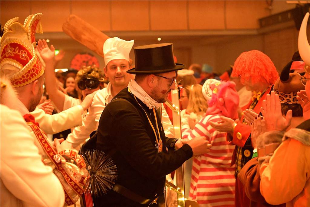 Die Kolpingsfamilie Werne feierte mit „Hol di fast“ in diesem Jahr auch 100 Jahre öffentlichen Karneval in der Stadt.
