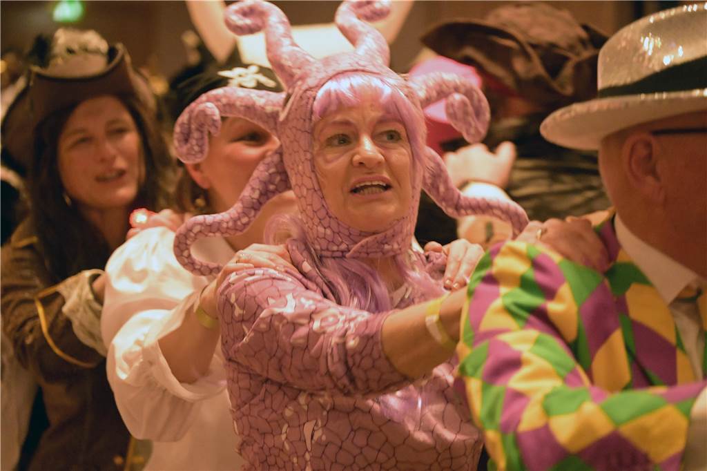 Die Kolpingsfamilie Werne feierte mit „Hol di fast“ in diesem Jahr auch 100 Jahre öffentlichen Karneval in der Stadt.