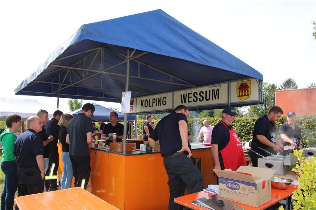 Die Kolpingsfamilie Wessum grillte Würstchen für die hungrigen Besucher. Der Leistungsnachweis wurde wieder zu einem echten Volksfest – und einer Generalprobe für die Jubiläumsfeier von Löschzug und Musikverein im Jahr 2024.