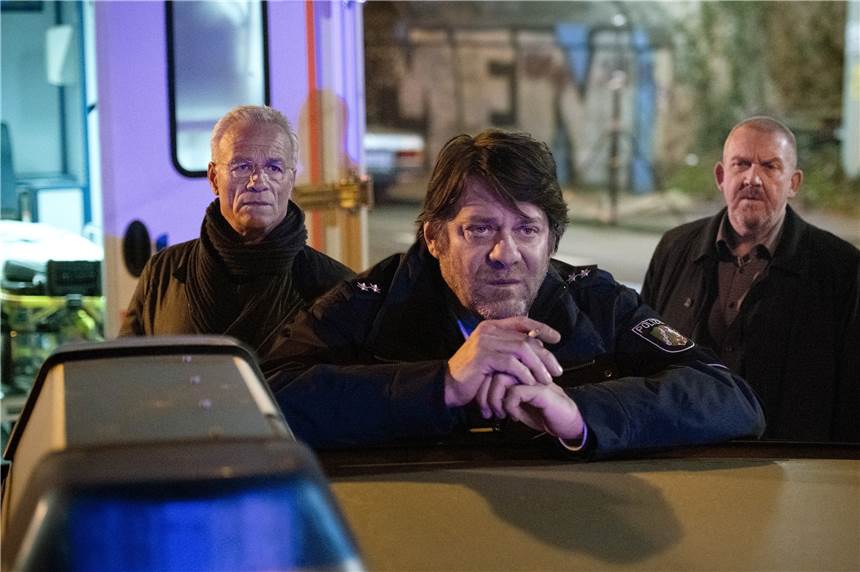 Psychodrama um einen Polizisten bringt Ballauf und Schenk an Grenzen Die Kommissare Max Ballauf (Klaus J. Behrendt, l) und Freddy Schenk (Dietmar Bär, r) befragen den Polizisten und Augenzeugen Frank Lorenz (Roeland Wiesnekker) in einer Szene des "Tatort: Weiter, immer weiter". Das Erste zeigt die Folge am 06. Januar um 20.15 Uhr.