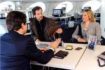 Die Kommissare Peter Faber (Jörg Hartmann) und Martina Bönisch (Anna Schudt) befragen Dr. Hendrik Strehlsen (gespielt von Michael Rotschopf), den Leiter einer High-Tech-Firma, die ihren Sitz im Colani-Ufo hat.