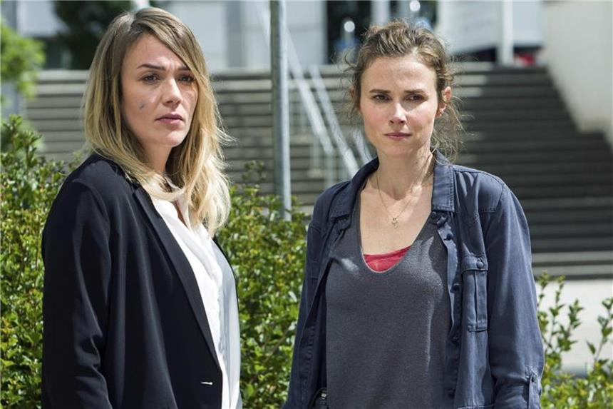 Tatort: Déjà-vu Die Kommissarinnen Henni Sieland (Alwara Höfels, l) und Karin Gorniak (Karin Hanczewski) beobachten die trauernden Nachbarn des kleinen Rico Krüger. Foto: Daniela Incoronato/Wiedemann&Berg/MDR/ARD