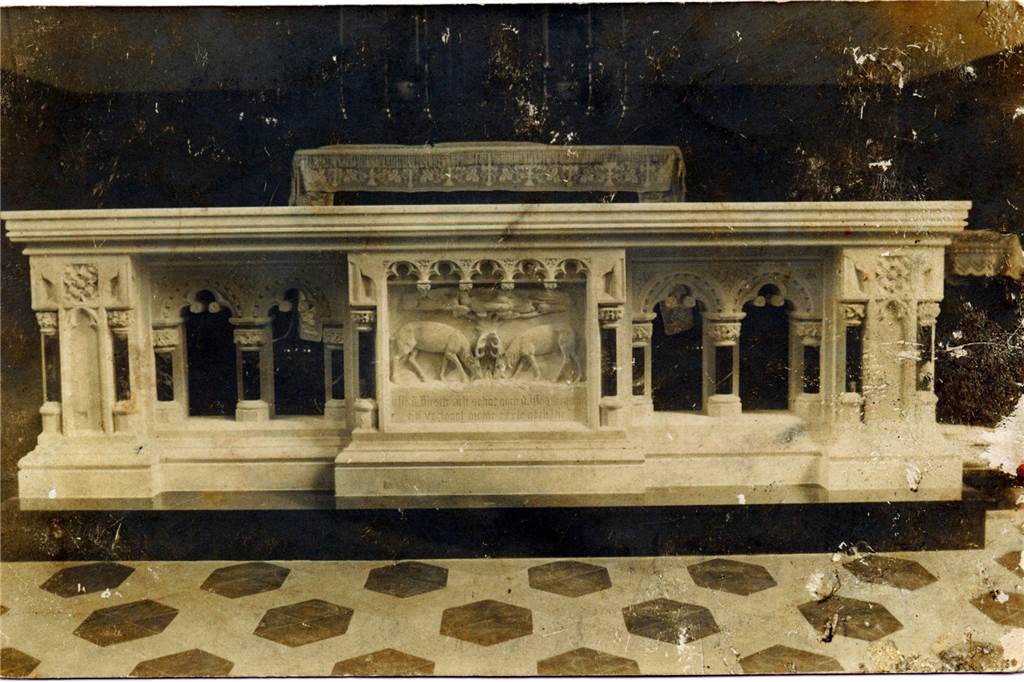 Altes Handwerk im Wandel - Der Steinmetz fertigt jetzt auch QR-Codes Die Kommunionbank im Krankenhaus um 1900