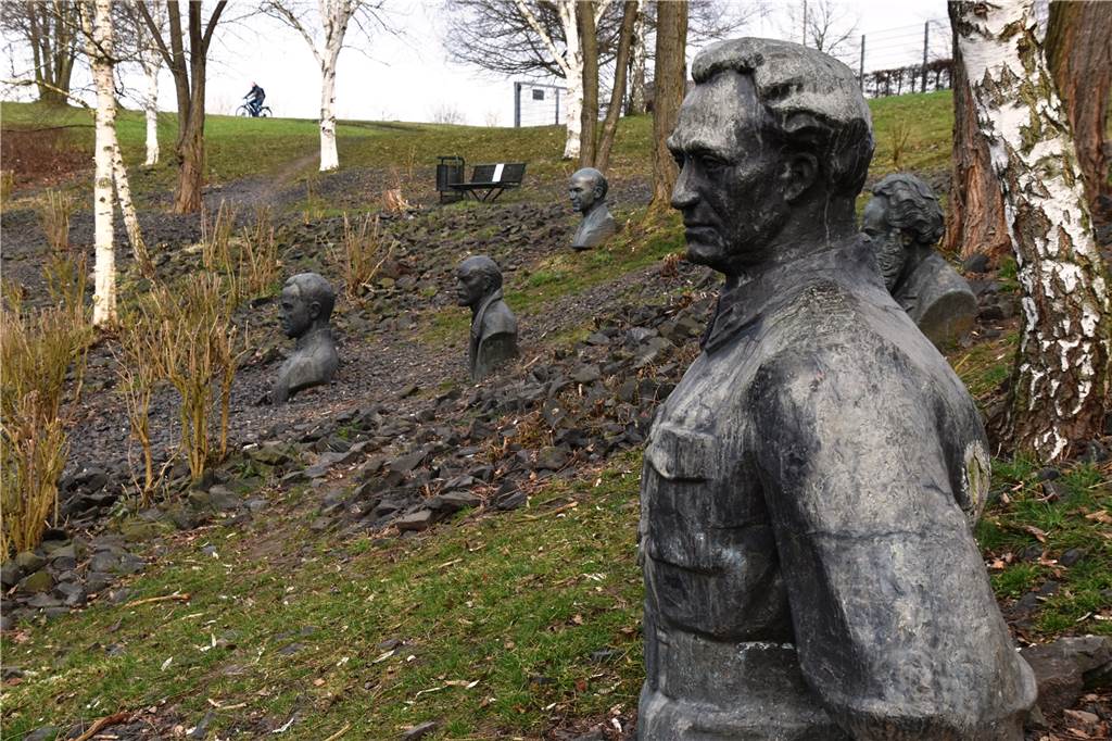Aurubis Lünen zum Russlandgeschäft: „Schon heute sehr begrenzt“ Die "Kommunistenkurve" am Rande des Seeparks. Die Büsten waren 1991 aus Russland als Metallschrott zu Aurubis gebracht worden.