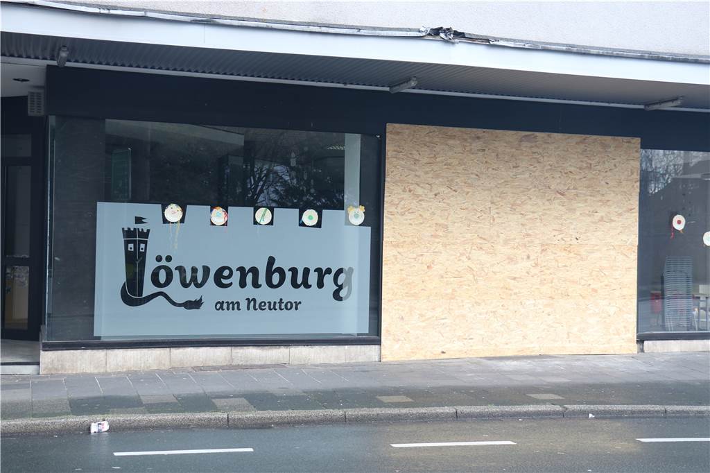 Aufatmen nach Unfall: Kinder feierten noch bis 18.30 Uhr Geburtstag in der Löwenburg Die komplett zerstörte Glasscheibe wurde am Sonntagmorgen mit einer Holzplatte gesichert.