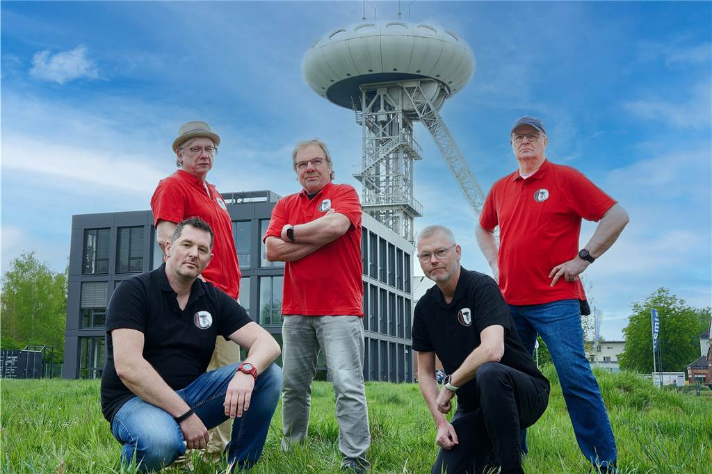 Lüner Fotogruppe „Luefo“ möchte banalen Dingen einen Wert geben Die komplette Fotogruppe mit dem Colani-Ei (Ufo) im Hintergrund.