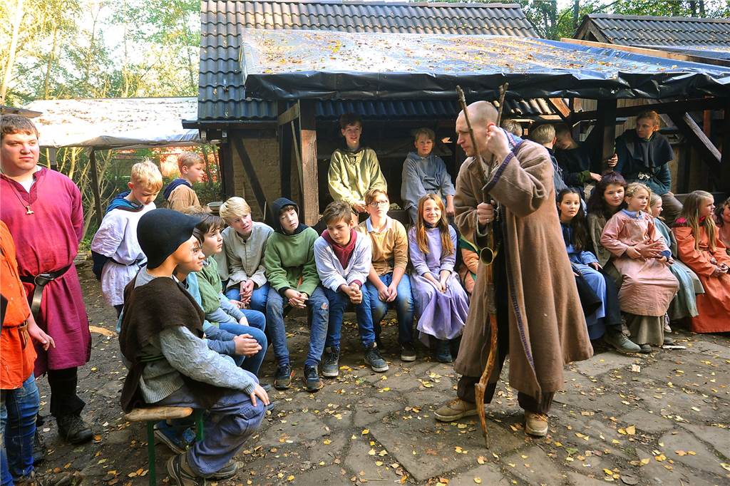 Großbrand vernichtet Requisiten: Historische Spiele im Elsebad in Gefahr Die kompletten Kostüme und die weiteren Requisiten für die beliebten historischen Spiele im Elsebad sind ein Raub der Flammen geworden.