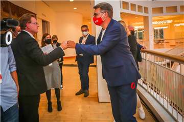 Die Kontrahenten Dr. Andreas Hollstein (l.) und Wahlgewinner Thomas Westphal begrüßten sich auf dem Rathaus-Flur, nachdem das Ergebnis klar war.