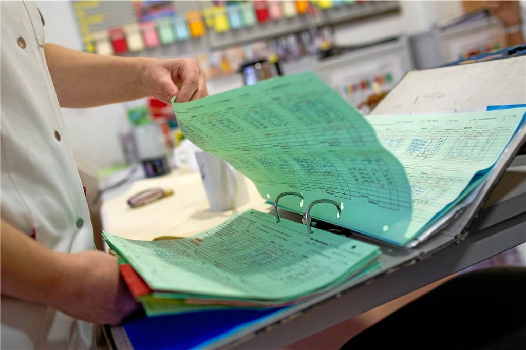 Qualitätsmängel und Pflege-Noten: Wer kontrolliert die Pflege? Die Kontrollen in Pflegeheimen fokussieren sich auf die schriftliche Dokumentation.