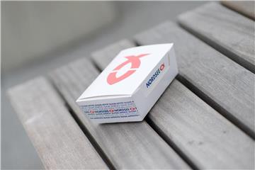 Die konventionelle Snackbox könnte bald Geschichte sein: Nordsee arbeitet mit Forschern an einer essbaren Verpackung aus Algen. Foto: David Ebener