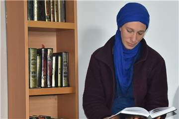 Die Konvertitin Sabine Müller liest den Koran. Früher hat sie die Bibel gelesen.