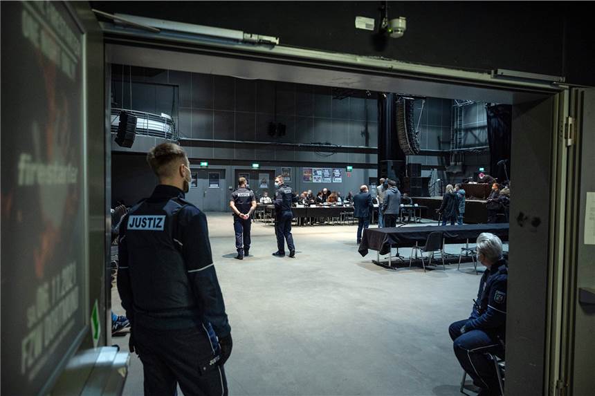 Festnahme im Gerichtssaal: Polizei führt Neonazi in Handschellen ab Die Konzerthalle FZW ist Schauplatz eines Prozesses gegen insgesamt zehn Angeklagte aus der rechten Szene.