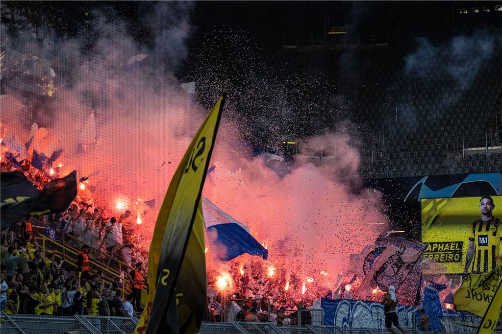 Pyro-Irrsinn im BVB-Stadion: So steht die neue Freiheit auf dem Spiel Die Kopenhagener Fans brennen Pyrotechnik ab.
